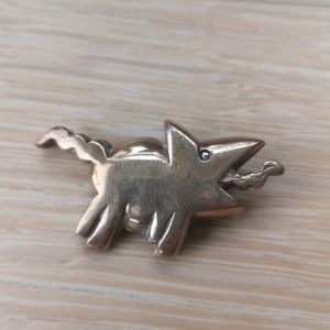 Gold colored screaming pig brooch